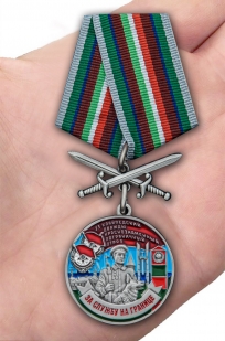 Латунная медаль За службу в Клайпедском пограничном отряде - вид на ладони