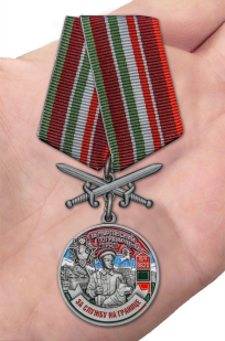 Латунная медаль За службу в Мургабском пограничном отряде - вид на ладони