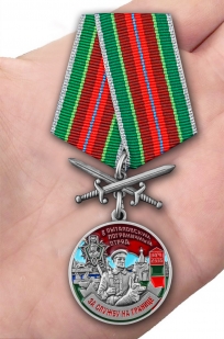 Латунная медаль За службу в Пыталовском пограничном отряде - вид на ладони