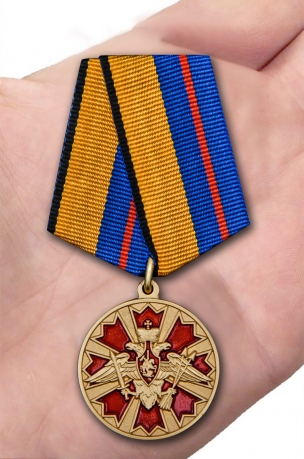 Латунная медаль За службу в Ракетных войсках стратегического назначения - вид на ладони