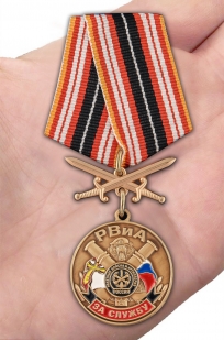 Латунная медаль За службу в РВиА с мечами - вид на ладони