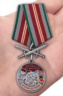 Латунная медаль За службу в Владикавказском пограничном отряде - вид на ладони