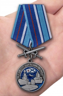 Латунная медаль За службу в ВМФ - вид на ладони