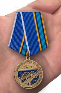 Латунная медаль За строительство Крымского моста 2014-2019 - вид на ладони