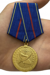 Латунная медаль За заслуги в управленческой деятельности МВД РФ 1 степени - вид на ладони