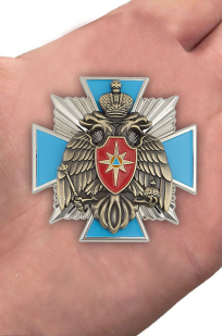 Латунный крест МЧС России - вид на ладони
