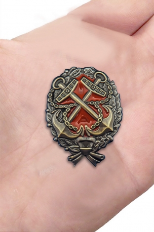 Латунный знак Красного командира РККФ - вид на ладони