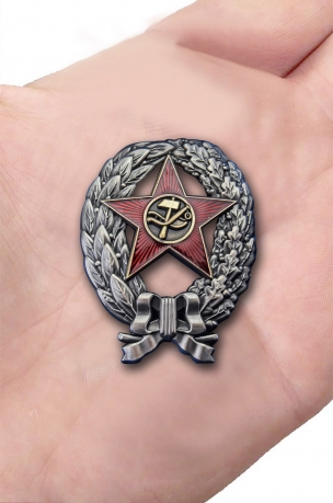 Латунный знак Красный командир РККА 1918 год - вид на ладони