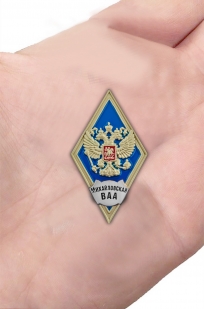 Латунный знак об окончании Михайловской военной артиллерийской академии - вид на ладони