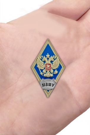 Латунный знак об окончании Московского военно-музыкального училища - вид на ладони