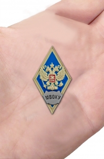 Латунный знак об окончании Московского высшего общевойскового командного училища - вид на ладони
