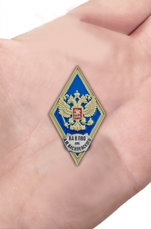 Латунный знак об окончании Военной академии войсковой ПВО - вид на ладони
