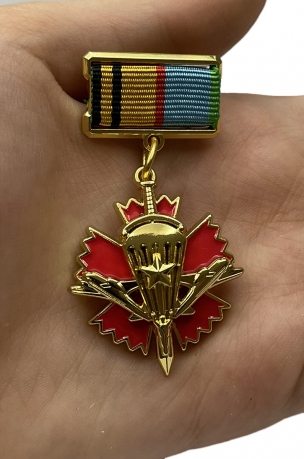 Латунный знак отличия За службу в военной разведке Воздушно-десантных войск - вид на ладони