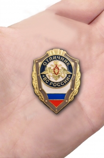 Латунный знак Отличник ВС России - вид на ладони