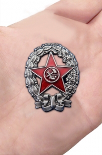 Латунный знак РККА Красный командир - вид на ладони