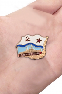Латунный знак ВМФ СССР За дальний поход - вид на ладони
