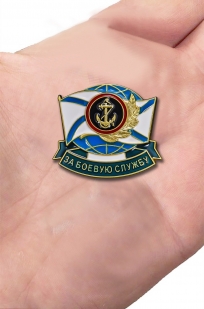 Латунный знак За боевую службу ВМФ Морская пехота - вид на ладони