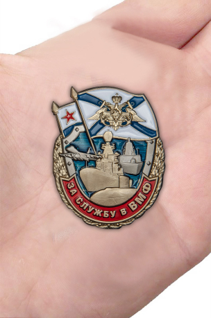 Латунный знак За службу в ВМФ на подставке - вид на ладони