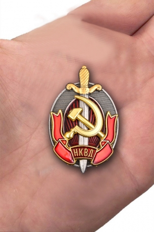 Латунный знак Заслуженный работник НКВД на подставке - вид на ладони