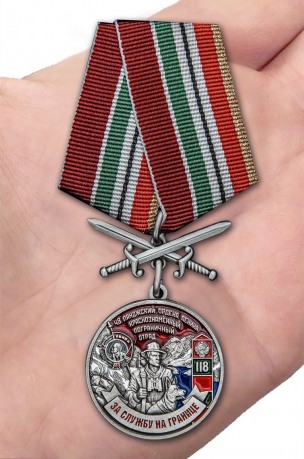 Латунная медаль За службу в Пянджском пограничном отряде - вид на ладони