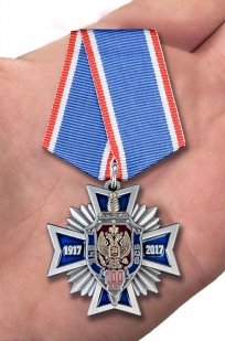 Медаль 100 лет ВЧК-ФСБ в бархатном футляре - Вид на ладони