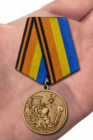 Медаль 100 лет Гидрометеорологической службе ВС на подставке - вид на ладони