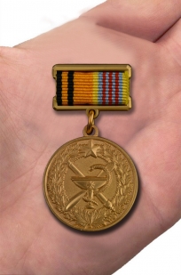 Медаль "100 лет медицинской службе ВКС" - вид на ладони