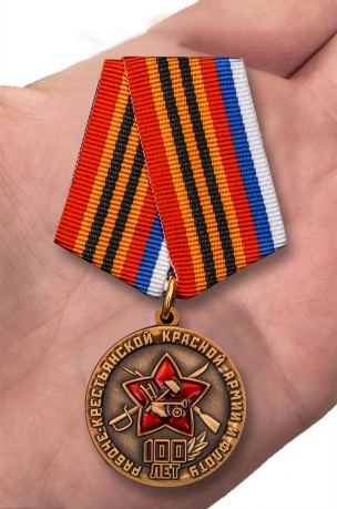 Медаль 100 лет Рабоче-крестьянской Красной армии и флоту - вид на ладони