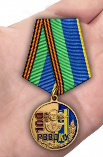 Медаль 100 лет РВВДКУ на подставке - вид на ладони