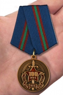 Медаль "100 лет ВЧК-КГБ-ФСБ" в футляре из бархатистого флока - вид на ладони