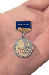 Медаль для ветеранов 100 лет ВЧК-КГБ-ФСБ в бархатном футляре - Вид на ладони