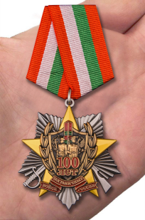 Медаль 100-летие Погранвойск в нарядном футляре из флока с прозрачной крышкой - вид на ладони