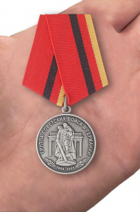 Медаль 15 лет вывода Группы войск из Германии - вид на ладони