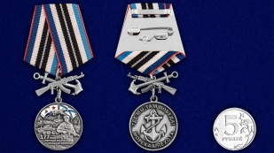 Медаль 177-й полк морской пехоты на подставке - сравнительный вид