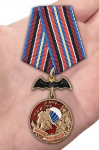 Медаль 2 ОБрСпН ГРУ на подставке - вид на ладони