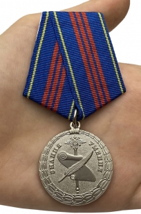 Медаль МВД РФ «За заслуги в управленческой деятельности» 3 степени - вид на ладони
