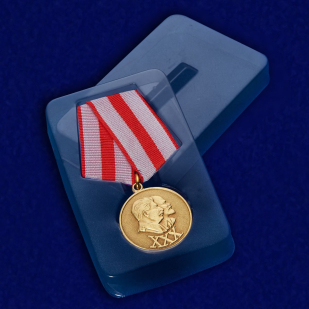 Юбилейная медаль 30 лет Советской Армии и Флота - в пластиковом футляре