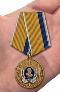 Медаль 300 лет полиции России в футляре с удостоверением - вид на ладони