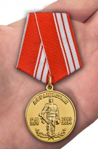Медаль "40 армия" в футляре из бордового флока - вид на ладони