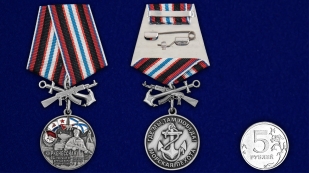 Медаль 61-я Киркенесская бригада морской пехоты на подставке - сравнительный вид