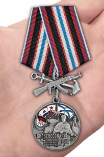 Медаль 61-я Киркенесская бригада морской пехоты на подставке - вид на ладони
