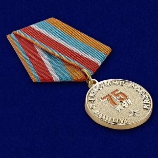 Медаль 75 лет Гражданской обороне МЧС - вид под углом