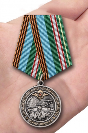 Медаль 76-я гв. Десантно-штурмовая дивизия на подставке - вид на ладони