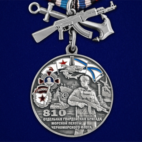 Медаль 810-я отдельная гвардейская бригада морской пехоты на подставке - общий вид