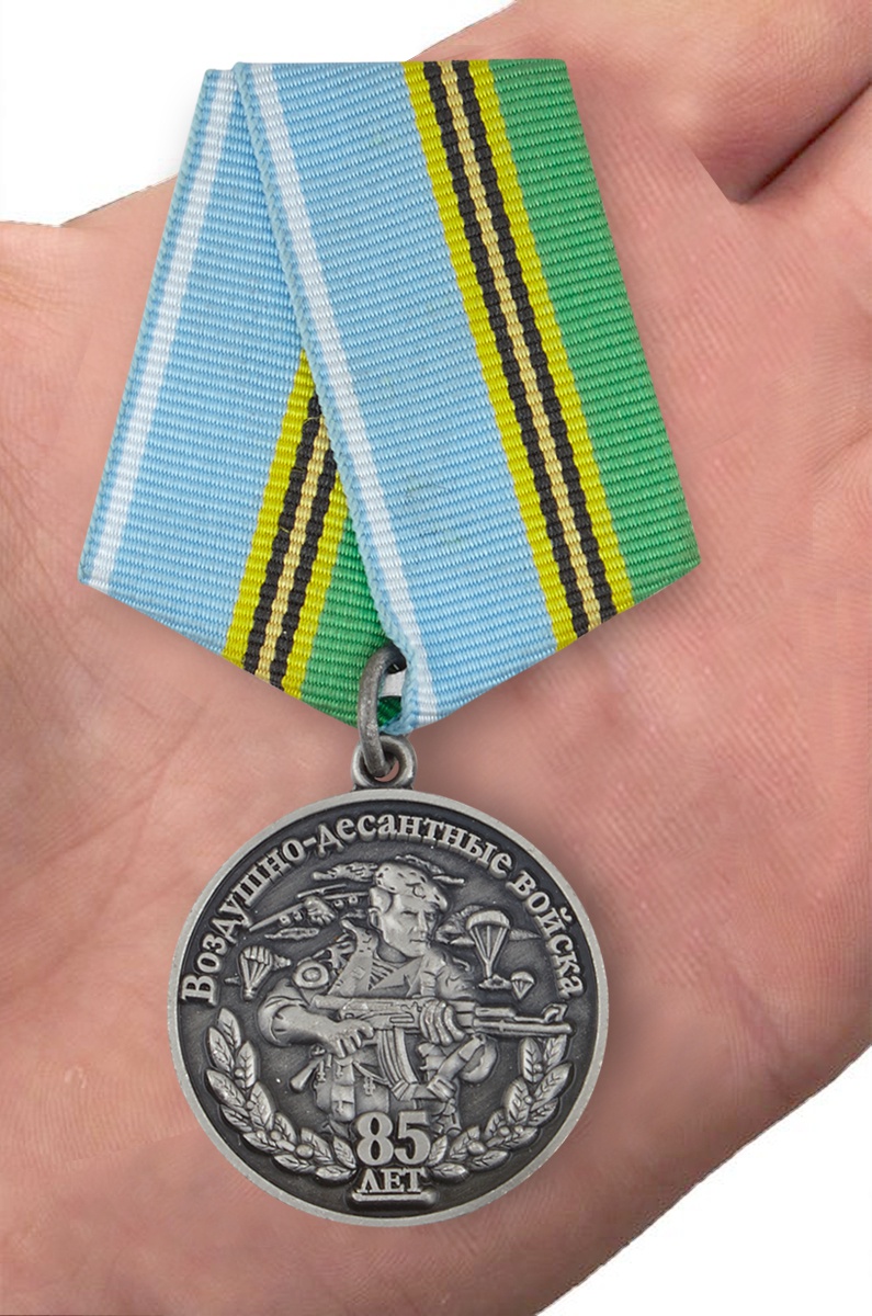 Медаль "85 лет ВДВ России" в бордовом футляре из флока – вид на ладони