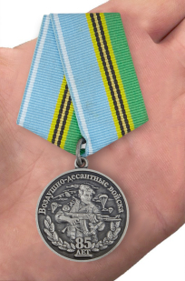 Медаль "85 лет ВДВ России" в бордовом футляре из флока - вид на ладони