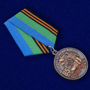 Медаль " 85 лет ВДВ" с девизом десантников в футляре с покрытием из флока с пластиковой крышкой - общий вид