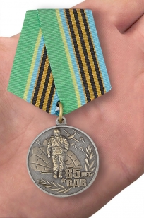 Медаль 85 лет ВДВ в футляре с удостоверением - вид на ладони