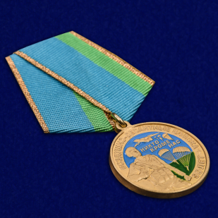 Медаль "90 лет ВДВ" в нарядном футляре из бордового флока - общий вид
