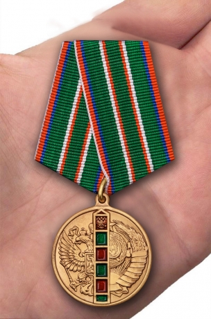 Медаль 95 лет Погранвойскам в бархатном футляре - Вид на ладони